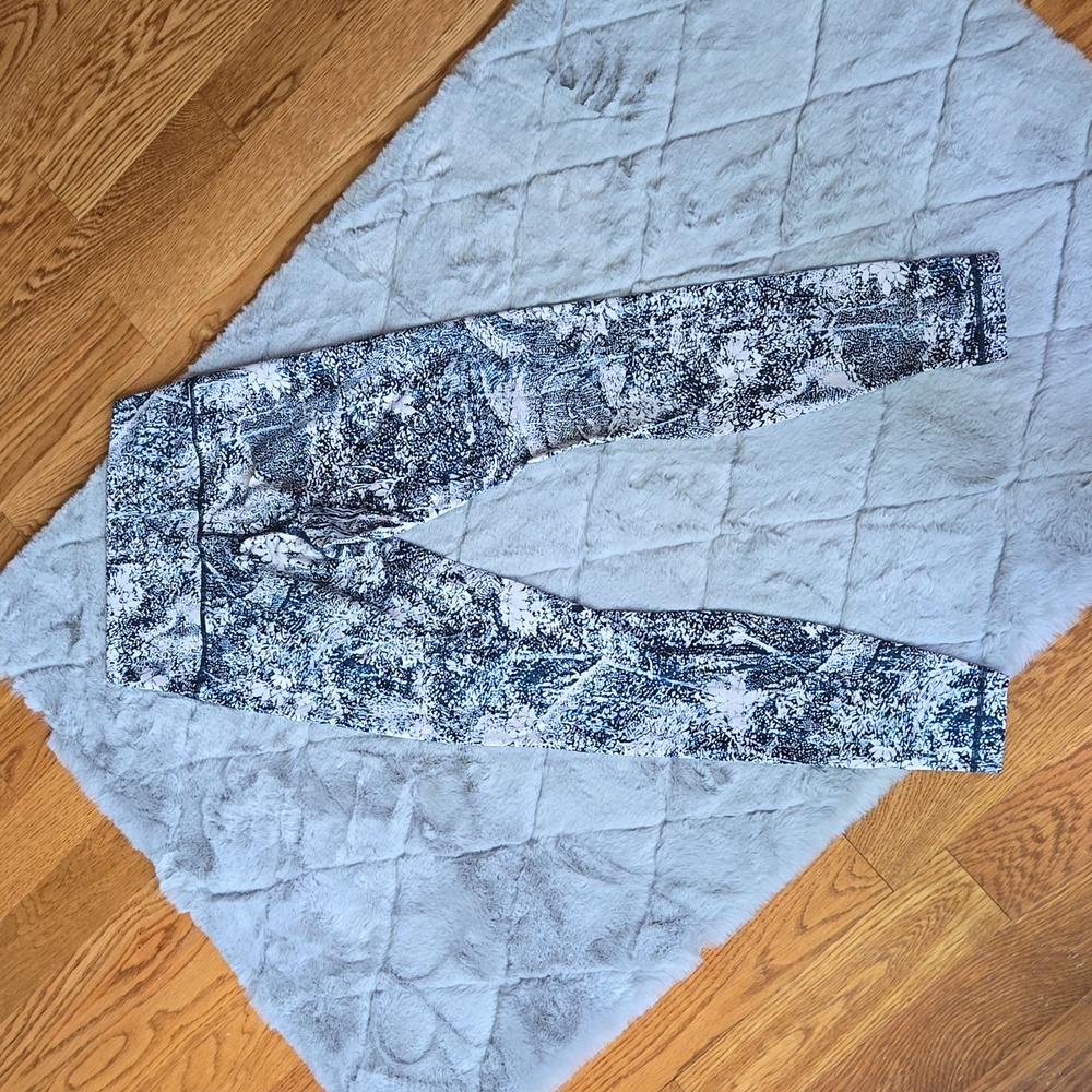 Lululemon Blue/White Athletic Leggings, Women's Size 6, Great Condition - Picture 7 of 8